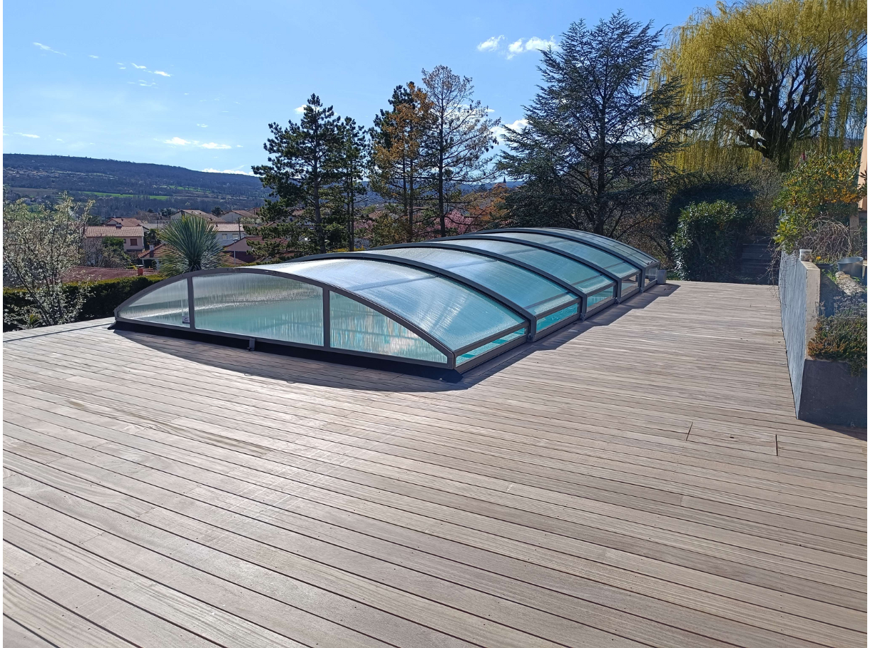 Photo-apres-renovation-Jaune-Bleu-piscine-spa-Clermont-Ferrand-La-roche-Blanche Rénovation piscine privée