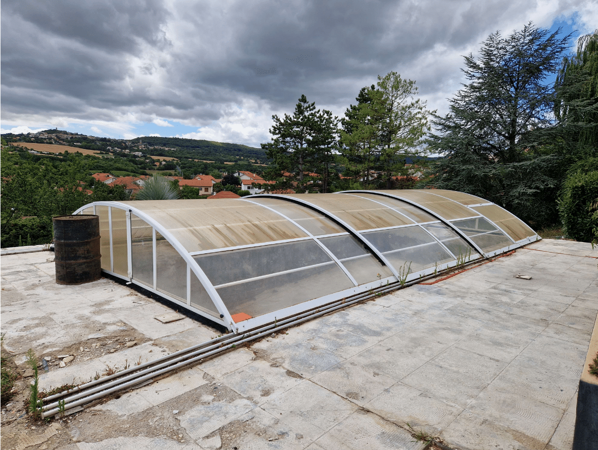 Photo-avant-renovation-Jaune-Bleu-piscine-spa-Clermont-Ferrand-La-roche-Blanche rénovation piscine privée