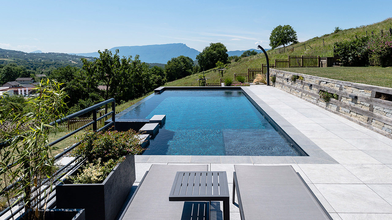 Piscine à débordement l'esprit piscine
